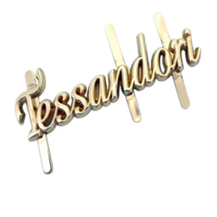 Logo de lettre personnalisé doré sur plaque métallique arrière pour sac